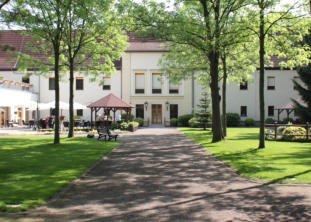 Ansicht des Hauses vom Park aus mit Pavillon und Wegen